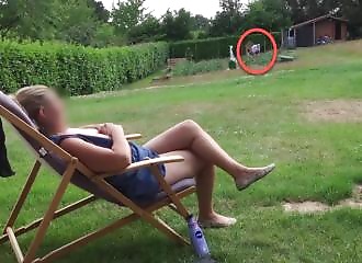 Elle se déshabille et s'exhibe devant le jardinier