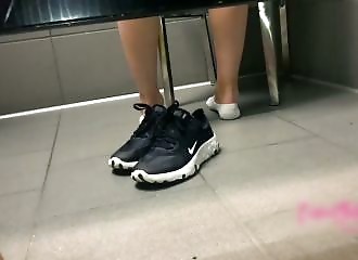 Femme surprise en train de se masturber dans des toilettes publiques