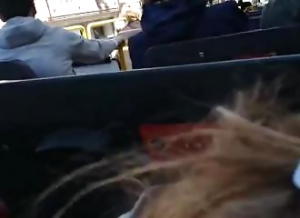 Elle suce son mec et avale dans un bus touristique