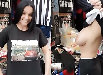 Elle n'hésite pas à montrer ses nichons pour essayer un teeshirt