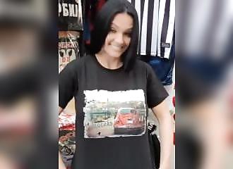 She does not hesitate to show her tits to try a teeshirt