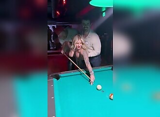 Blonde cochonne se fait palper ses gros nichons dans un bar